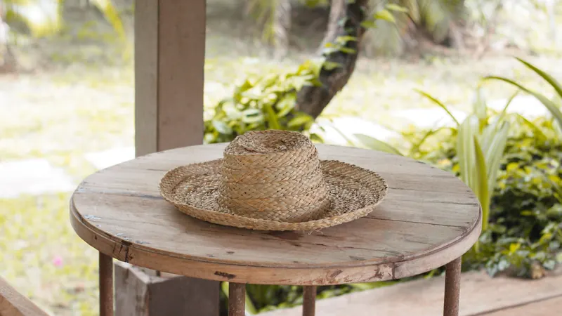 Chapéu do Produtor com correia de couro, em ambiente rural sob luz dourada