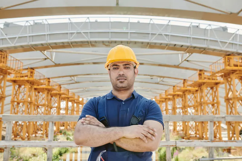 Profissional da indústria vestindo uniforme